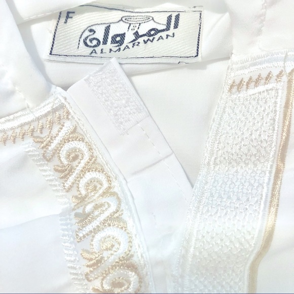 Mens Thob Abaya with Hood and Pocket White/Cream Embroidered Neck - Picture 2 of 8